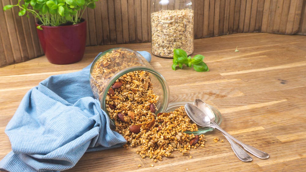 Bild von Selbstgemachtes Granola mit Buchweizen Quinoa und Mandeln