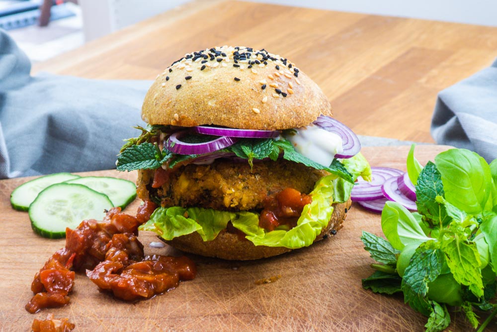 Bild von Veganer orientalischer Burger mit Tomatenchutney Kichererbse und Minze