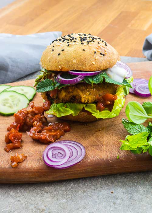 Bild von Veganer orientalischer Burger mit Tomatenchutney Kichererbse und Minze