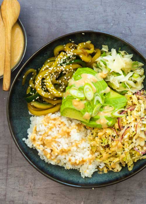 bild-von-vegane-sushi-bowl-wirsing-gurke-ingwer-avocado