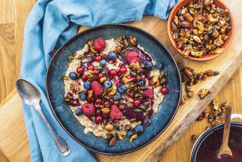 Bild von Veganer Porridge mit Waldbeeren und Crunchy Nüssen
