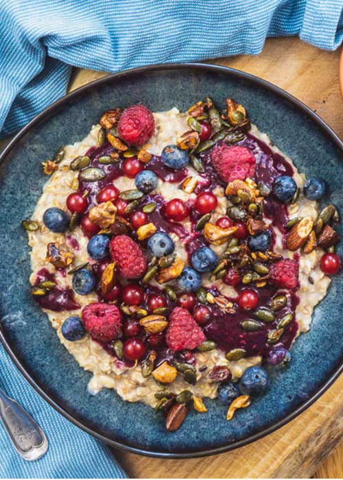 Bild von Veganer Porridge mit Waldbeeren und Crunchy Nüssen